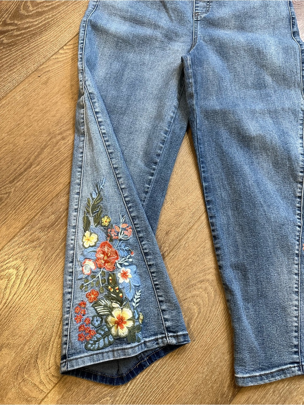 Northern Reflections Blue Cropped Jeans with Floral Embroidery - Picture 3 of 10